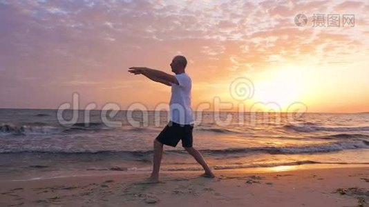 男子练武术太极拳海边和傍晚日落景观视频