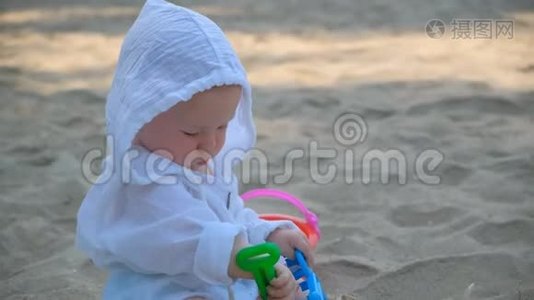 小可爱快乐宝宝玩沙子和沙滩..视频