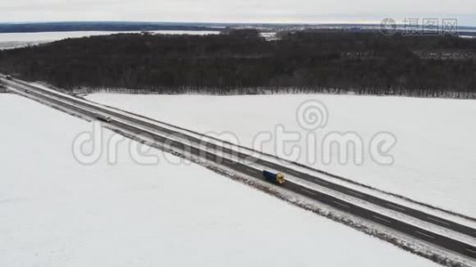 汽车在路上行驶，冬天的时候。 空中观景。视频