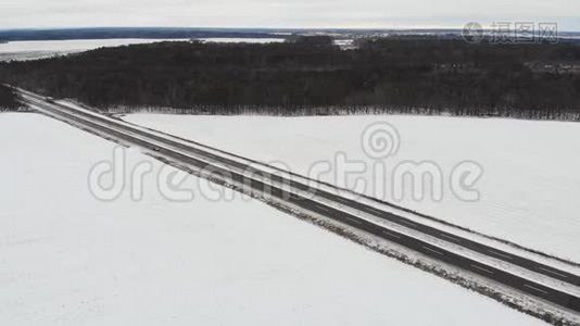 汽车在路上行驶，冬天的时候。 空中观景。视频