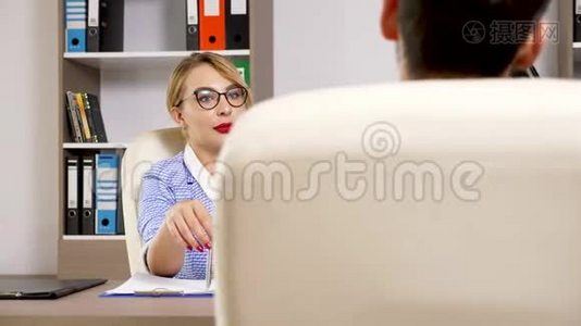 戴眼镜的女人参加招聘面试视频