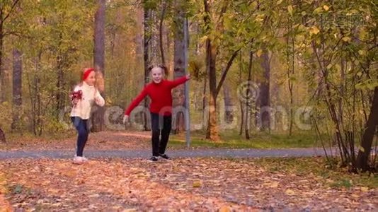 秋天公园里，快乐可爱的女孩在慢动作地用叶子束奔跑视频