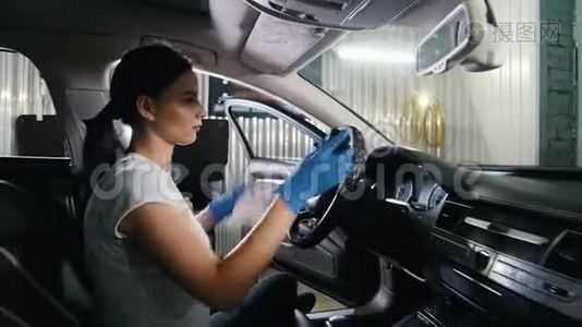 一位年轻女子在清洗汽车方向盘视频