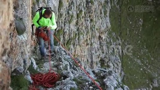 用绳子从悬崖上爬下来。视频