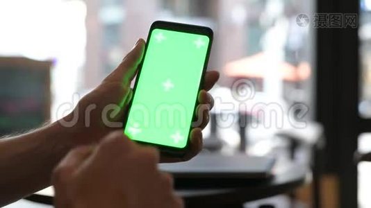 餐厅使用绿色屏幕手机的人手特写视频