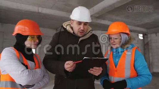 冬季施工现场的施工对象演示.. 工程师讲了两个女人视频