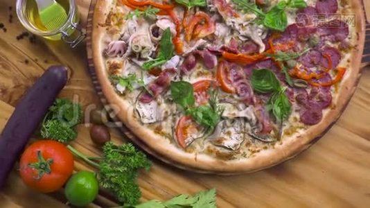 食物成分。 木制桌子背景上的意大利披萨和新鲜蔬菜。 意大利传统美食。 顶部视图视频