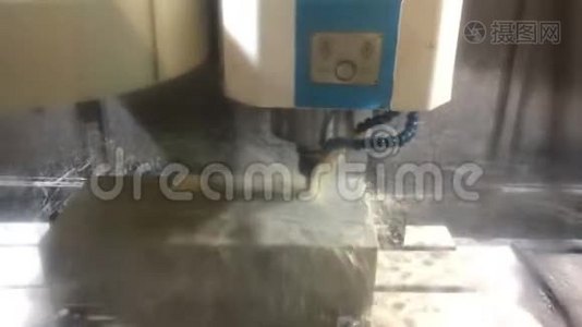 铣床用数控加工一个轧机一个钢的细节. 在加工一种详细的冷却液体时使用视频