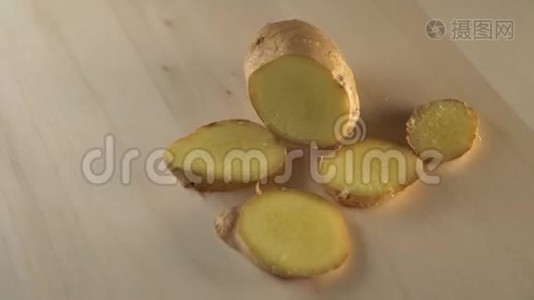 多汁的成熟姜根片放在木质表面视频