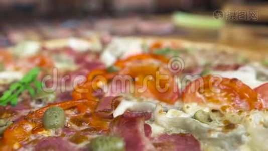餐厅桌上有西红柿和培根的热比萨。 意大利原装披萨，配西红柿、奶酪、橄榄视频