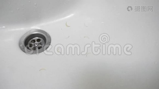 在洗手池或洗手盆里用水清洗指甲视频