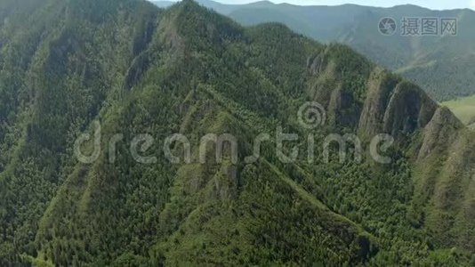 空中低飞在绿松石色的河流之上，穿过春天的山谷视频