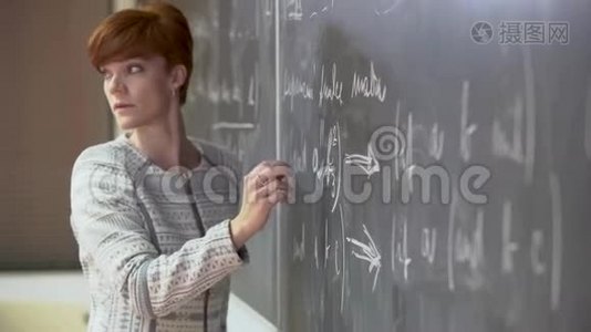 年轻教师在数学学院讲课，在黑板上写粉笔字视频