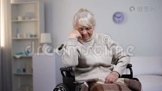 坐轮椅的沮丧的老妇人在医院里思考健康问题视频