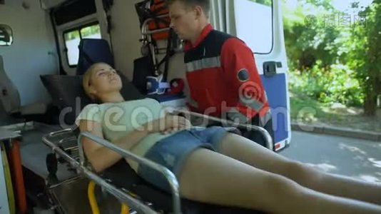 医护人员将病人抬上担架送往救护车，提供快速合格的急救服务视频