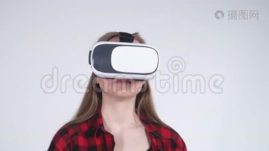 女孩与VR设置旋转头视频
