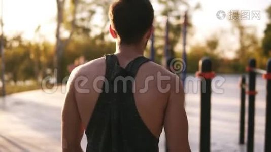 穿着衬衫的肌肉男来到当地运动场，开始在水平横杆上训练。 罕见的观点视频
