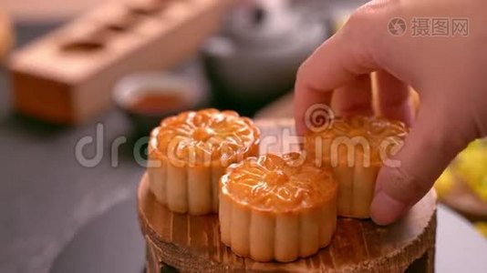 女人拿着漂亮的月饼糕点吃饭，和家人分享庆祝中秋节.. 工会活动概念视频