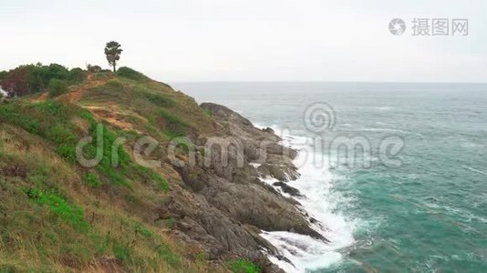 广袤海洋中的绿松石水.. 洛基热带岛屿延伸到大海视频