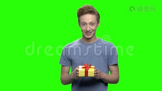 白种人少年赠送黄色礼品盒度假的肖像。视频