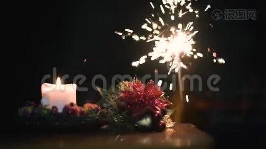 圣诞节黄色蜡烛，孟加拉火和装饰在黑暗的背景视频