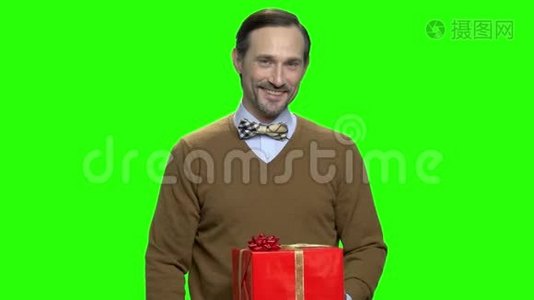 可爱的男人送红色圣诞礼物盒。视频