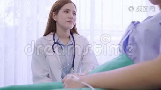 年轻的亚洲医生妇女在病床上与妇女交谈和牵手。 医学，年龄，医疗，心理医生。视频