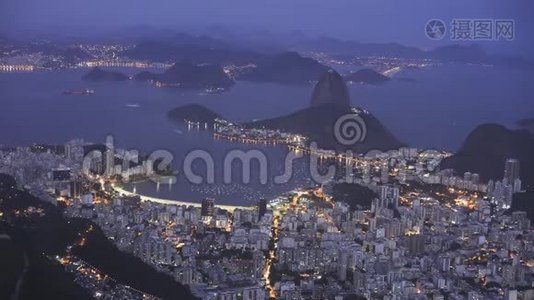 在巴西里约热内卢拍摄Botafogo和Sugarloaf Mountai的夜间拍摄视频