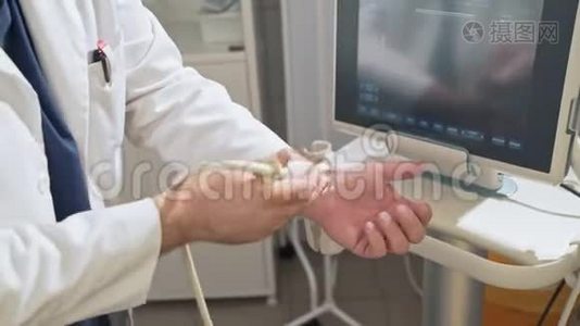 一家医院的贴身医生穿着无菌衣服，戴着口罩，手上拿着诊断设备视频