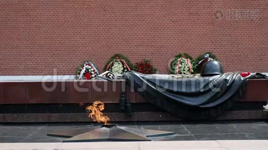 第二次世界大战未知士兵纪念墓中的永恒火焰。 纪念特写、胜利和记忆视频