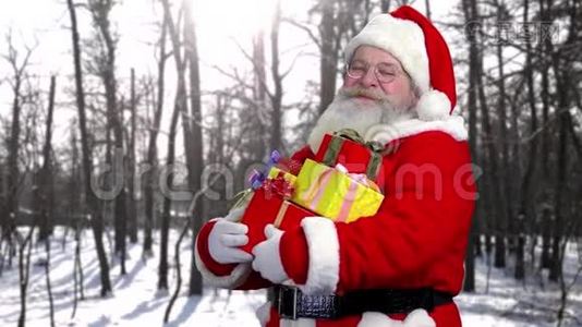有户外礼物的圣诞老人。视频
