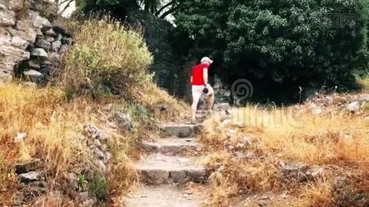 穿红色T恤的男人度假时用相机拍摄风景照片视频