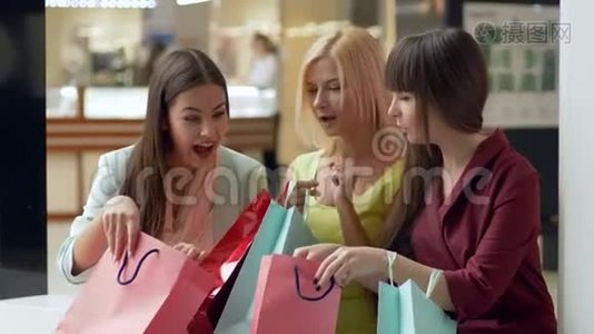 Shopaholism，情感公司的女性吹嘘时尚商店在销售季节的新购物和折扣视频
