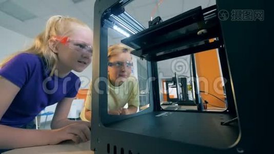 学龄儿童和现代设备，近距离。 实验室机器在孩子们看的时候工作。视频