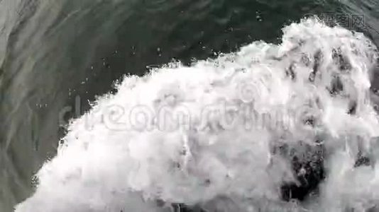 从船头喷出的水视频