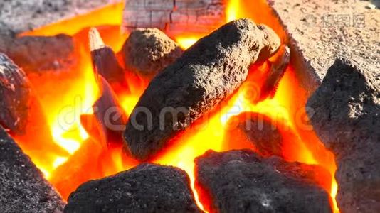 焦煤在锻造炉中近距离1000度燃烧视频