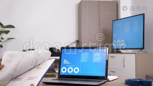 人的后视图看电脑屏幕检查公司动画图表上的数据视频