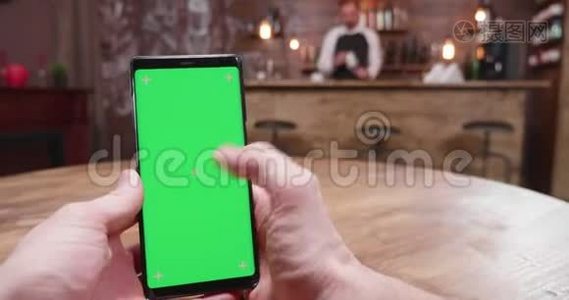 在老式酒吧用绿屏手机拍下的男人视频