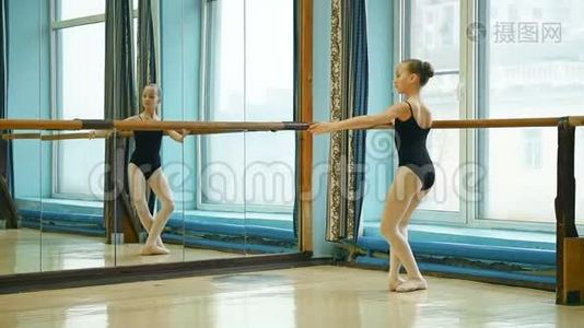 芭蕾舞演员做运动视频