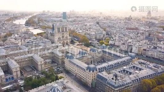 巴黎圣母院大教堂的鸟瞰图视频