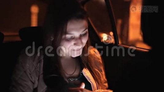 一位漂亮的商务女性坐出租车去参加一个重要的会议，并与同事一起使用视频