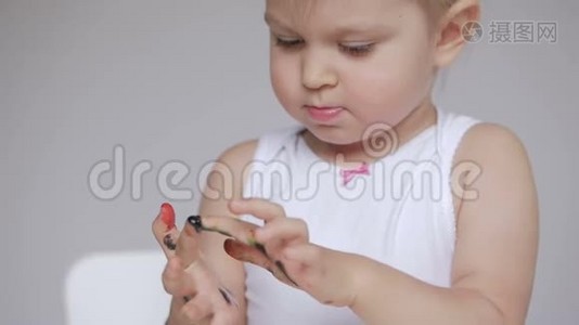 一个小女孩在画画时弄脏了她的手。 水彩画手的特写视频