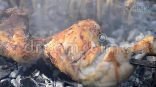 男人在烤架上烤鸡串。视频