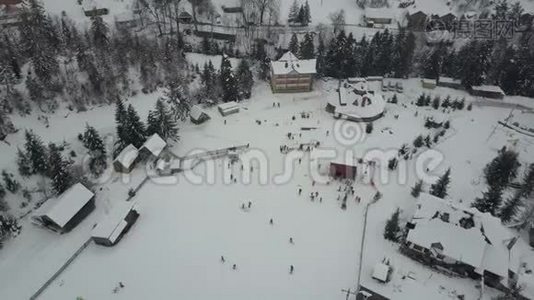 喀尔巴阡滑雪场从高处。 在滑雪电梯上飞行。 鸟`人们在滑雪板和滑雪板上下降的视野。视频