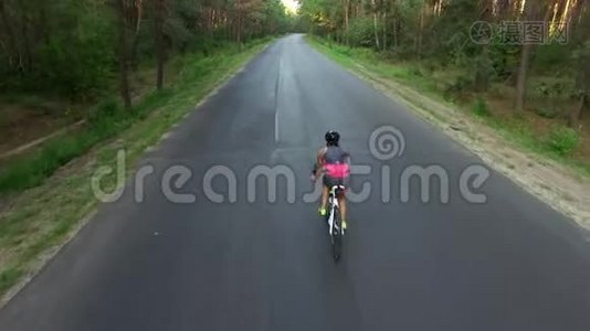 女子在参加铁人三项训练时骑自行车上路视频