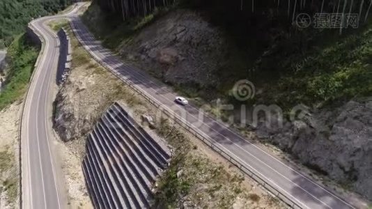 汽车骑在一座蜿蜒的山上视频