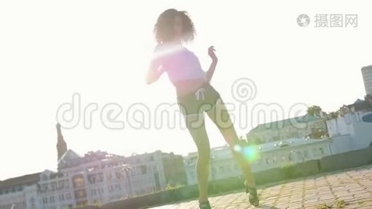 迷人的穆拉托年轻女子穿着高跟鞋在屋顶上跳舞视频