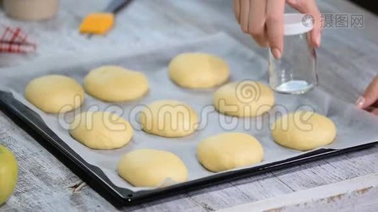 用苹果做酵母面包-Vatrushka苹果馅饼-俄罗斯传统烘焙。 系列视频