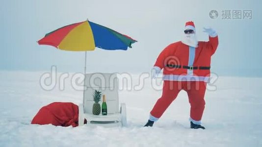 穿圣诞老人服装的人在雪地上跳舞，关门。视频