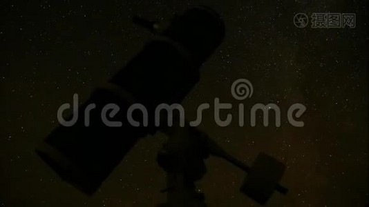星空洁净夜空背景下的时间流逝望远镜视频